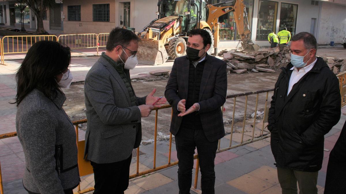 El alcalde y el director general del Territorio y Arquitectura (c) durante el inicio de las obras, a mediados de enero pasado.