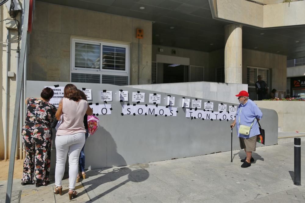 Nueva protesta de los funcionarios para exigir el pago de la productividad a las puertas del ayuntamiento de Torrevieja