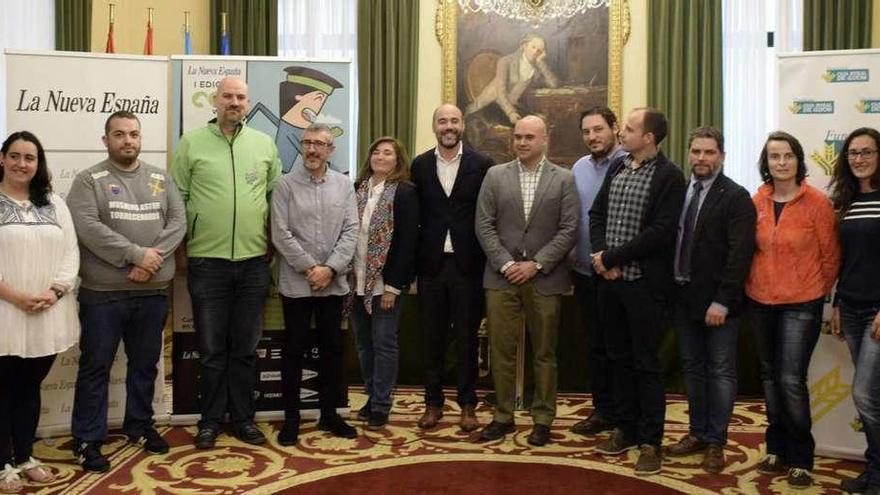Sobre estas líneas, presentación de #Canwerun en el Ayuntamiento de Gijón, con los organizadores, patrocinadores y representantes de las asociaciones que participan en el evento, así como de todos los grupos políticos municipales de la ciudad.