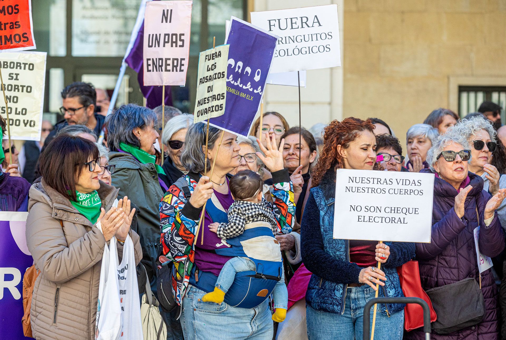 Colectivos feministas se concentran frente al Ayuntamiento de Alicante