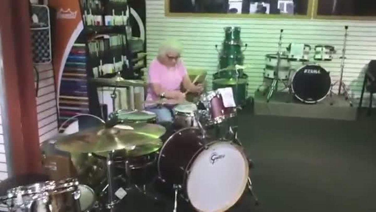 Un vídeo mostra l’habilitat instrumental de Mary Hvidza .