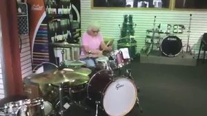 Un vídeo mostra l’habilitat instrumental de Mary Hvidza .