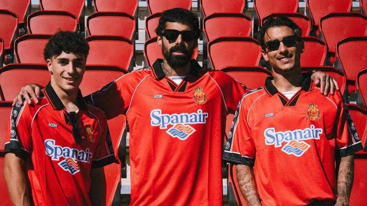 El Mallorca lanza una camiseta retro para rememorar su ascenso en Vallecas