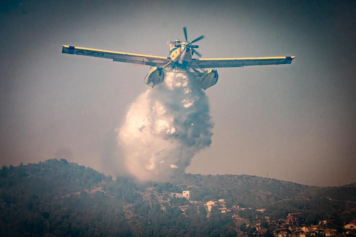 Un hidroavión lanza agua sobre algunos de los focos del incendio forestal de Gavà.