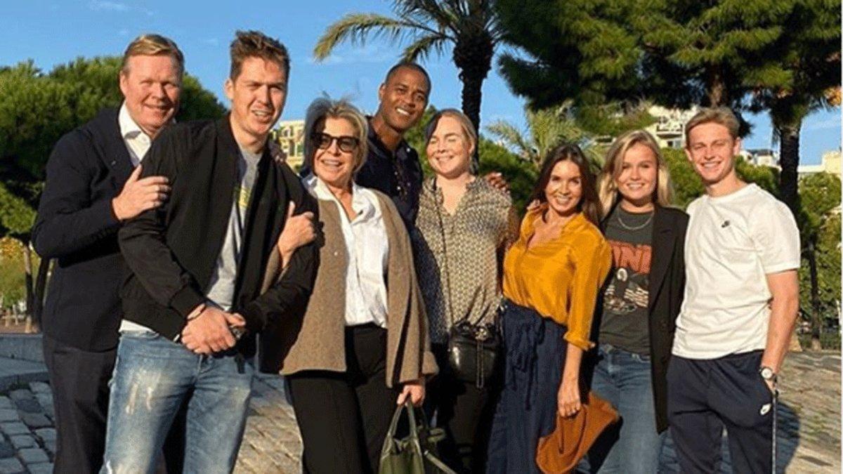 Koeman, Kluivert y De Jong, junto a sus parejas y los hijos del técnico