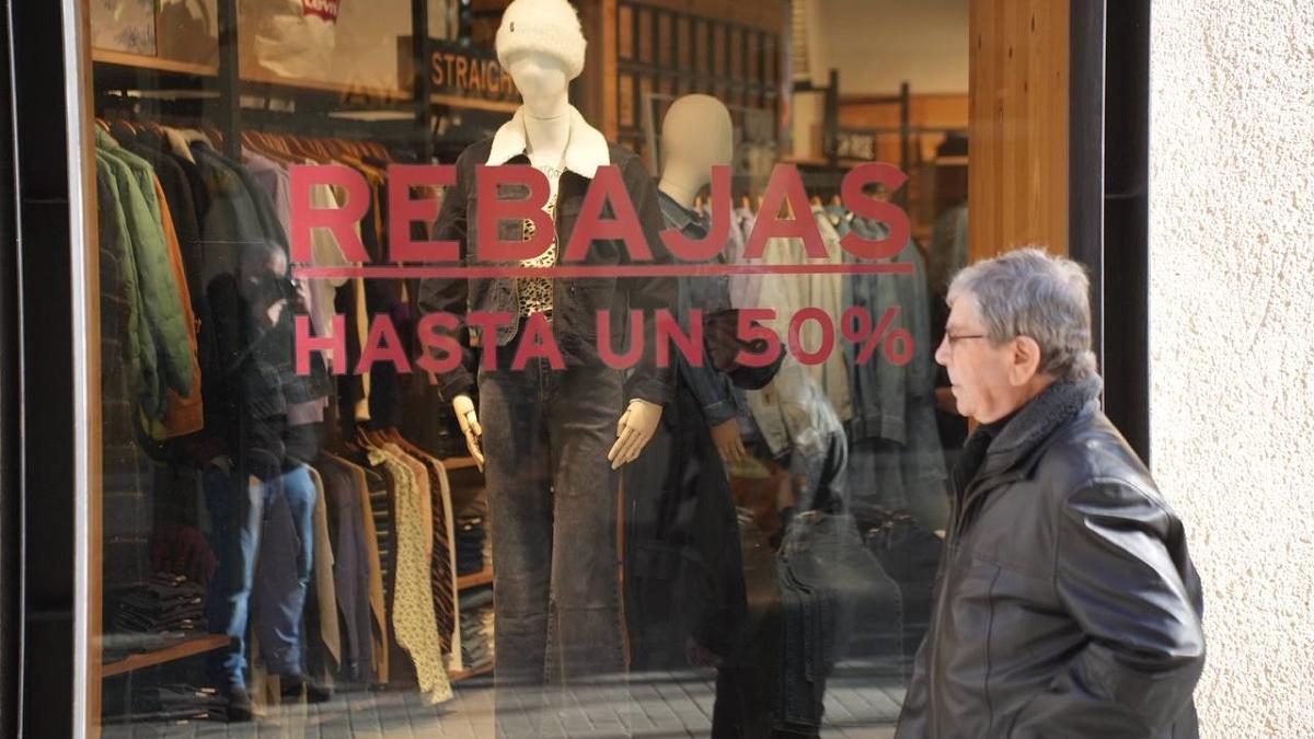 Anuncio de rebajas en el escaparate de una tienda de Córdoba.