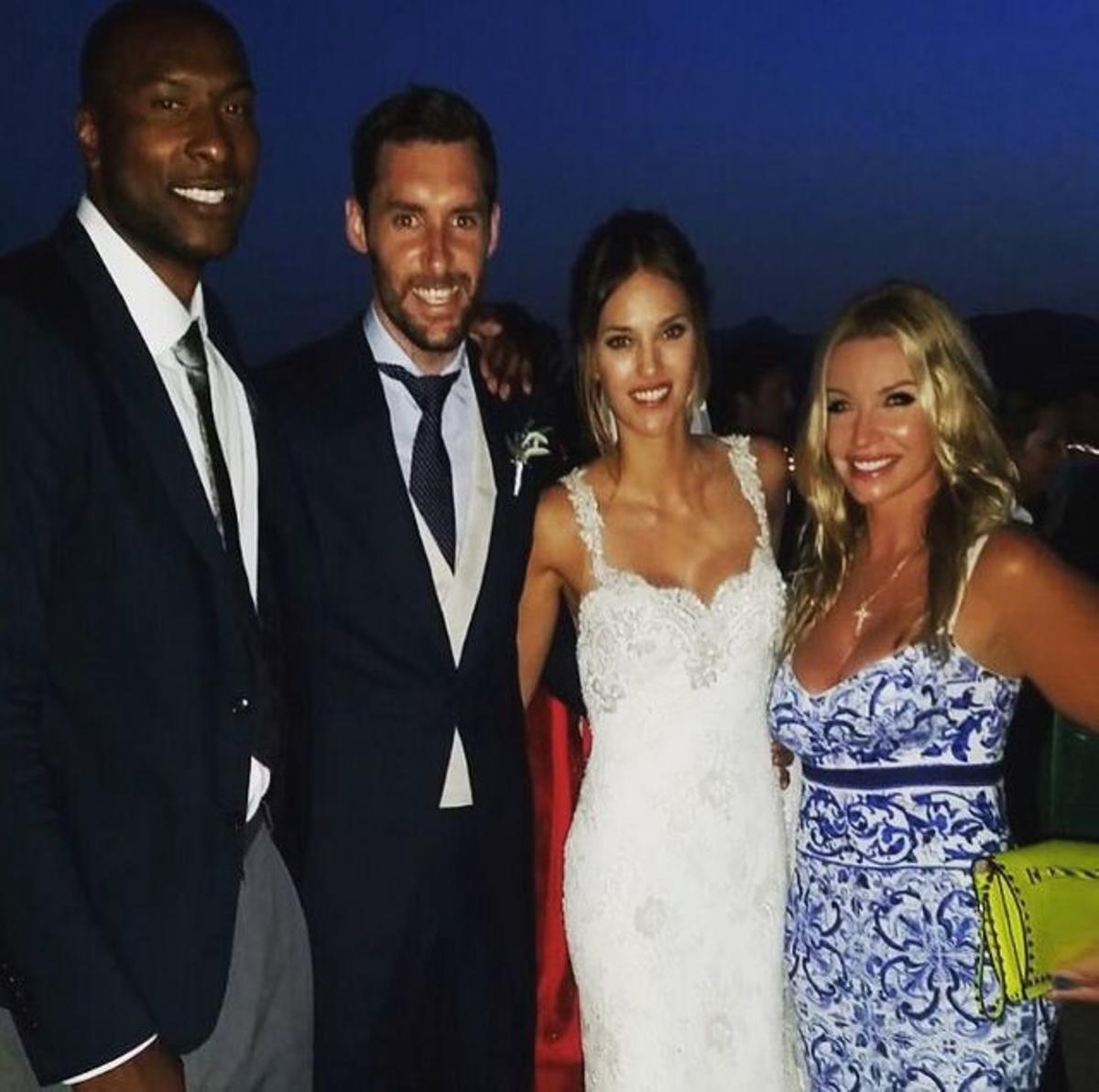 Helen Lyndes y Rudy Fernández con amigos el día de su boda