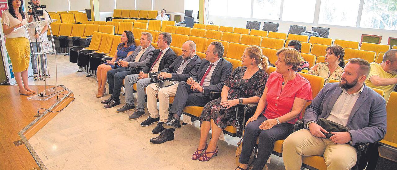 Los presentes en el acto de constitución de la Red de Municipios por el Gobierno Abierto celebrado ayer en la Asamblea Regional.