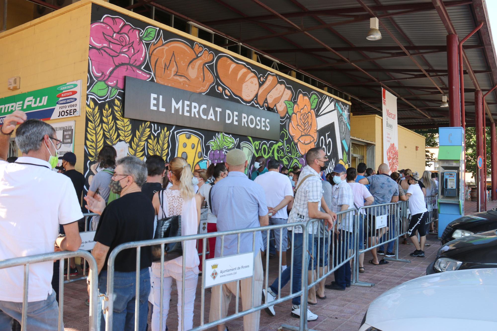 Llargues cues en la Marató de Vacunació contra la Covid-19 a Roses