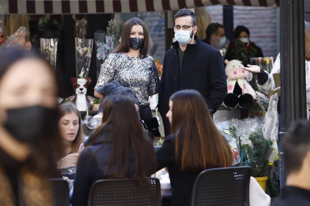 Algunos murcianos no perdonan su visita a la Plaza de las Flores para despedir el año