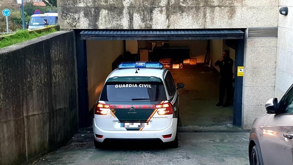 Ángel Rodríguez da Costa entrando en los juzgados de Vigo dentro de un vehículo de la Guardia Civil.