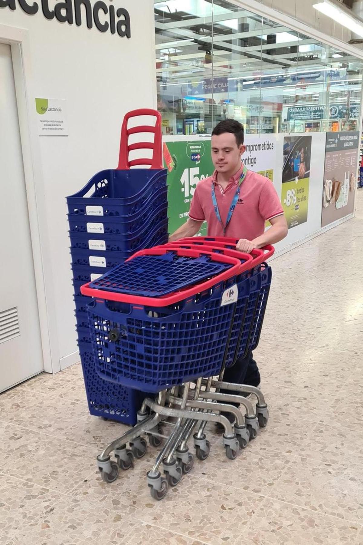 Saúl, en su puesto de trabajo en Carrefour.