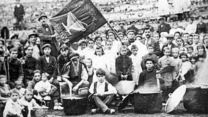 Fotografia d&#039;obrers al voltant del repartiment de sopa que feia el centre durant la vaga obrera del 1919.