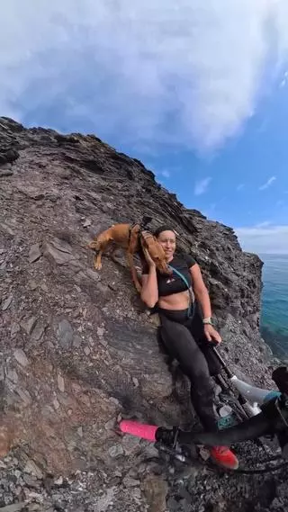 Susto con Cecilia Sopeña: la influencer pierde el control de su bicicleta y cae al borde de un barranco