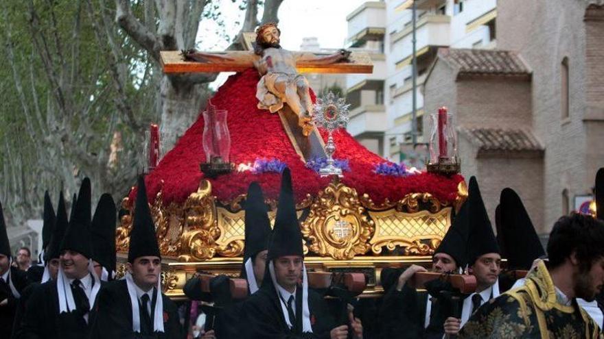 El Cristo de Santa Clara la Real, obra de Francisco Salzillo, procesiona el Viernes Santo sobre una cama de claveles rojos