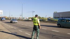 Un agente de la Guardia Civil, en un control de tráfico.