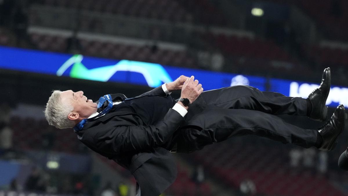 Ancelotti, manteado por sus jugadores tras la final.