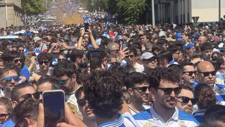 Marea blanquiazul de San Juan a Riazor por el ascenso del Deportivo