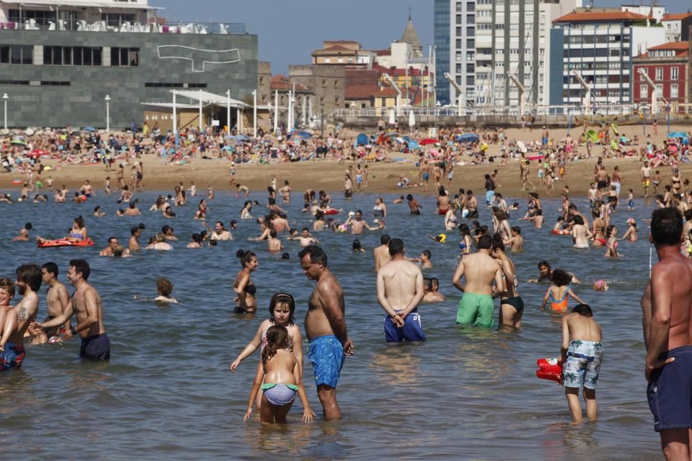 Playa de Poniente en Gijón