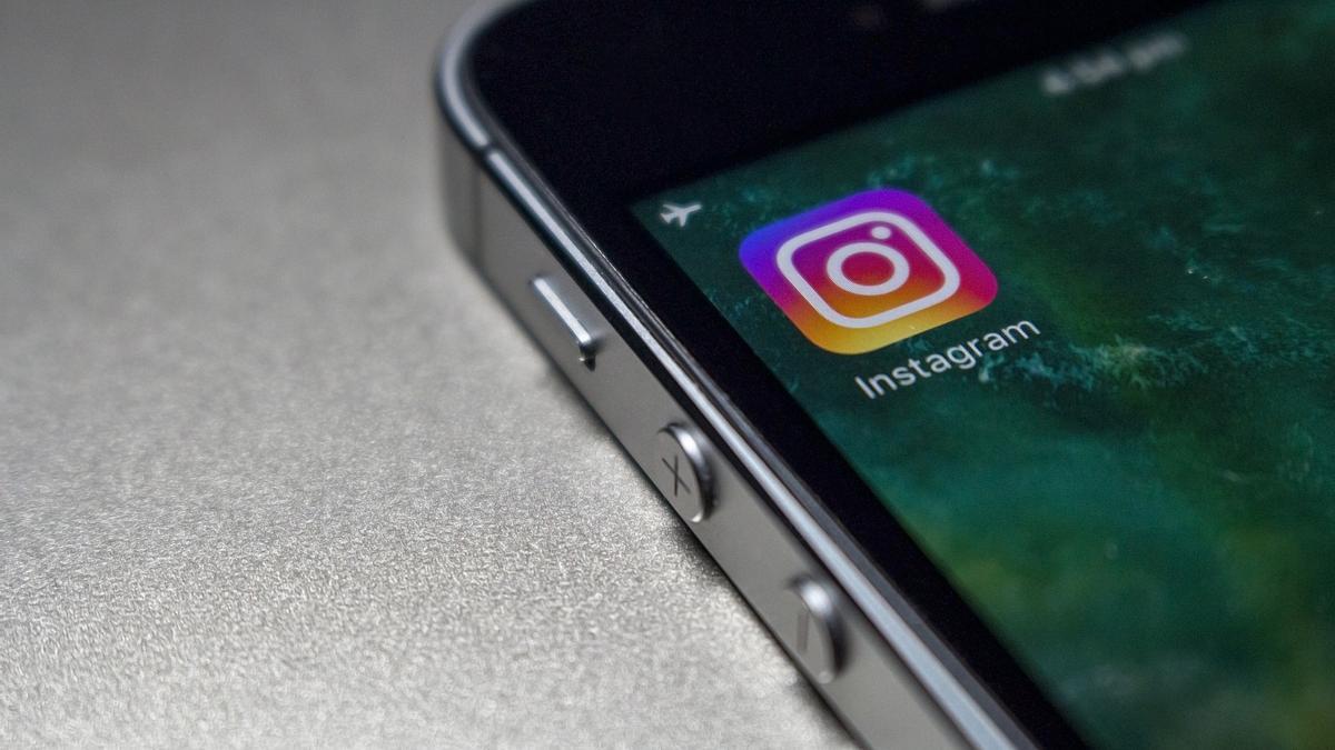 Un smartphone amb l'app d'Instagram