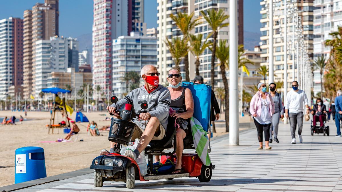 Turistas en la playa de Levante de Benidorm durante el pasado fin de semana.