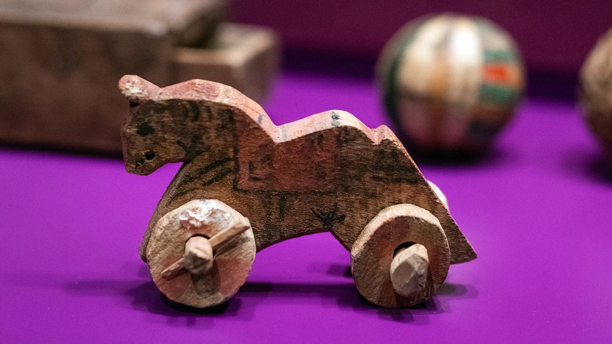 Pequeño caballo de madera de juguete, expuesto en la muestra 'Momias de Egipto'.