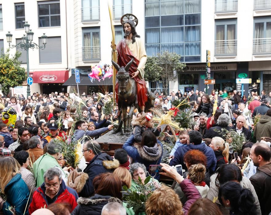 La imagen de La Borriquita a su paso por Porta do Sol. | R. Grobas