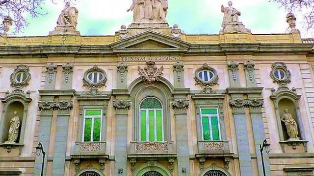 Sobre estas líneas, el Tribunal Supremo. A la izquierda, la magistrada Encarnación Roca, ponente de la sentencia.