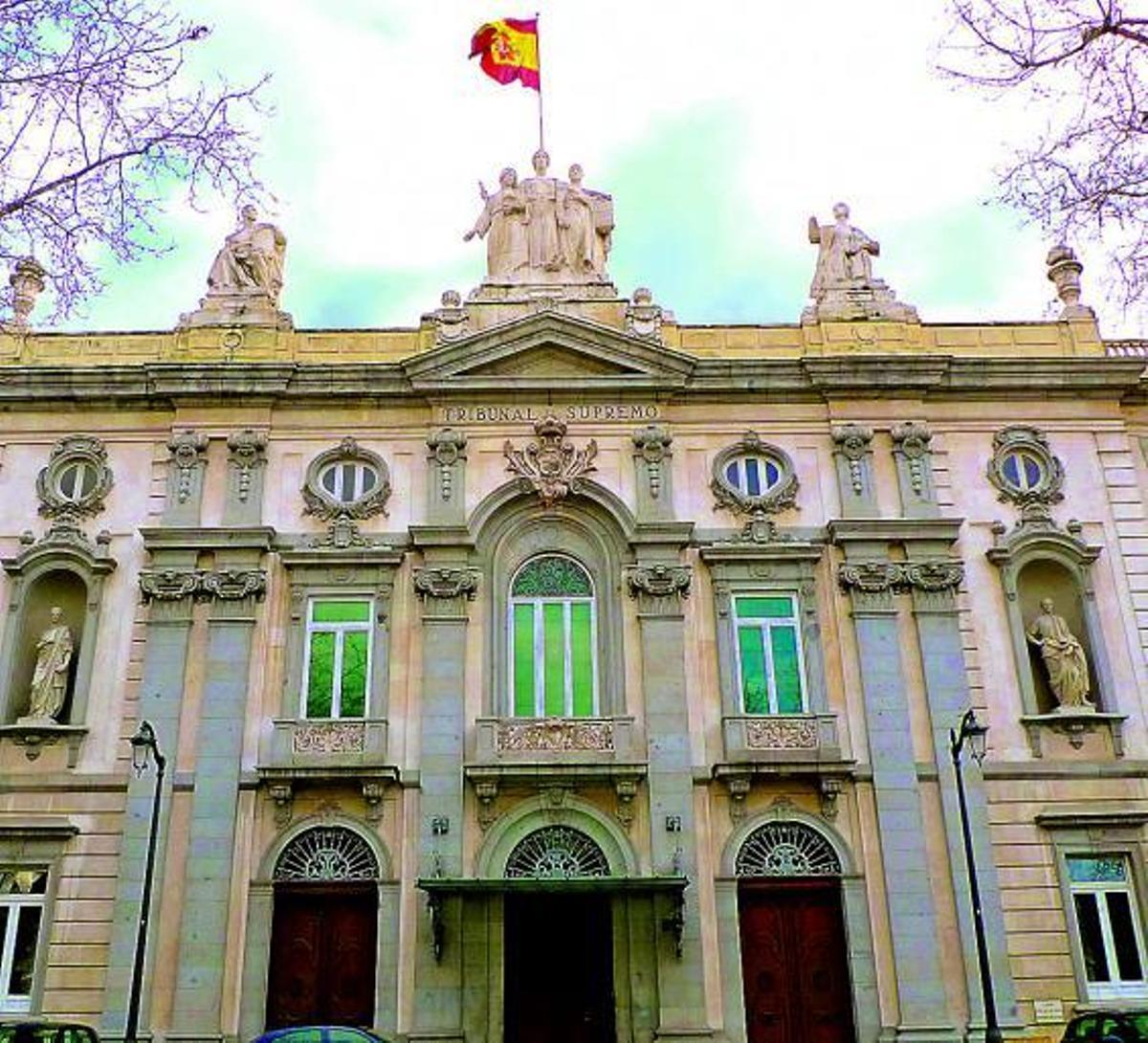 Sobre estas líneas, el Tribunal Supremo. A la izquierda, la magistrada Encarnación Roca, ponente de la sentencia.