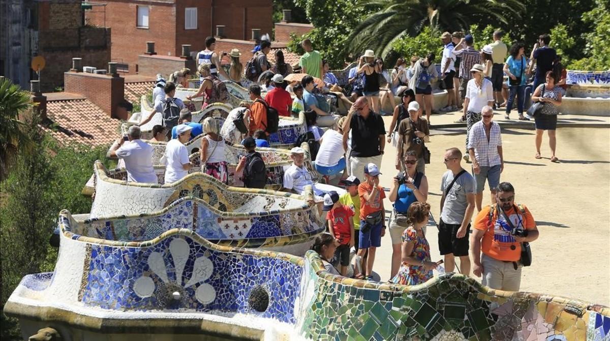 Imagen de archivo del Park Güell con numerosos turistas