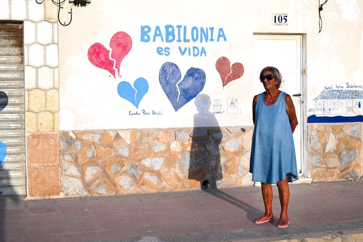 Marichu en uno de los murales de playa Babilonia que reivindican que las casas se mantengan en pie