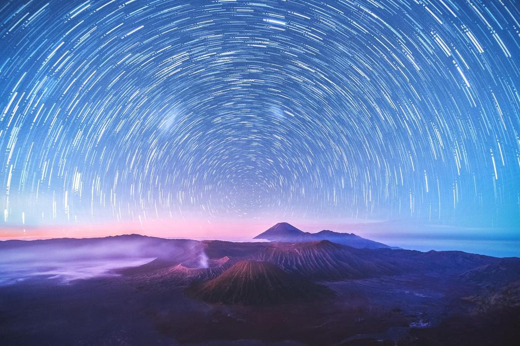 Astrofoto de una estela de estrellas en el Monte Bromo.
