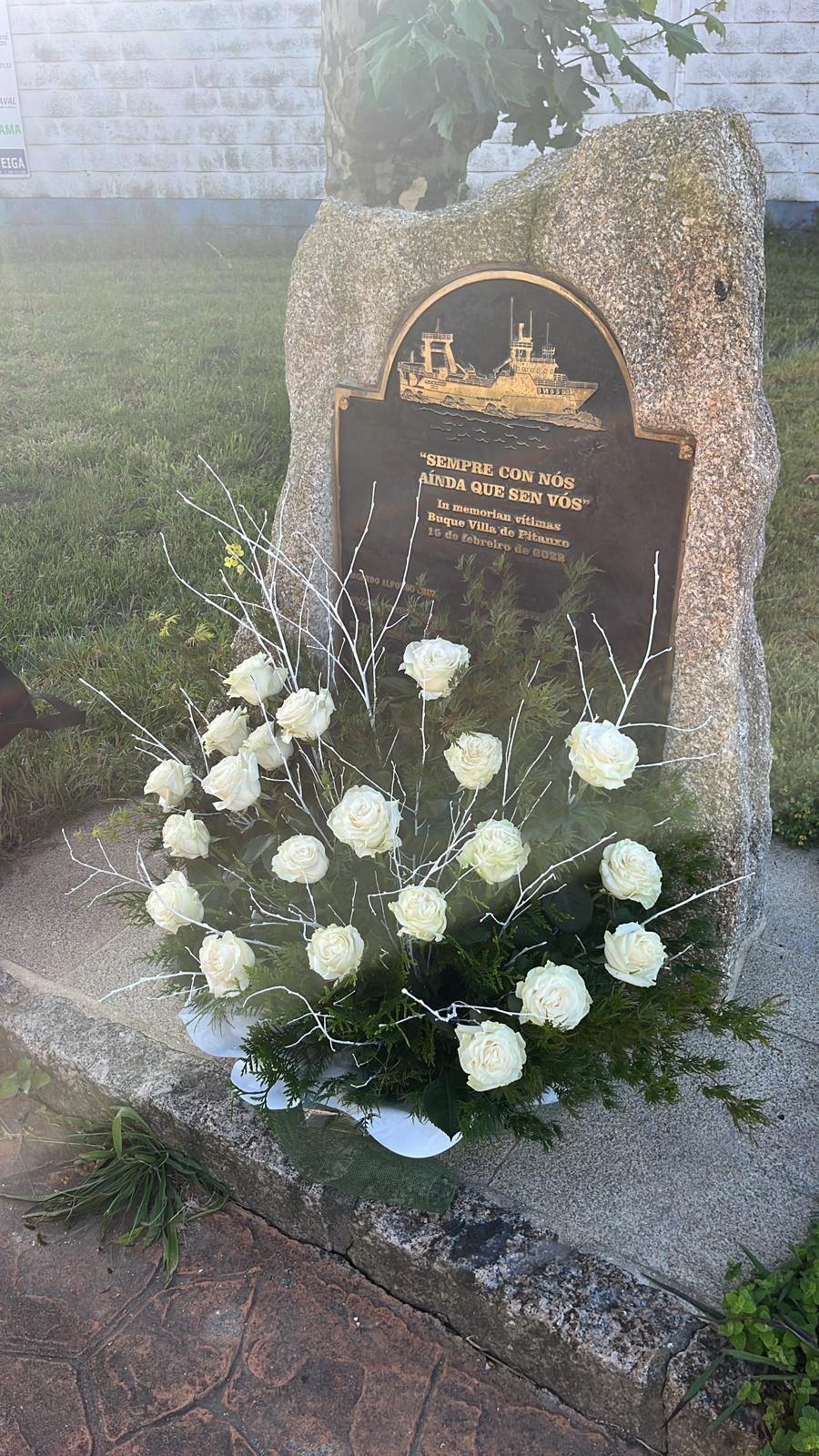 Flores en homenaje a los fallecidos en el 'Villa de Pitanxo'