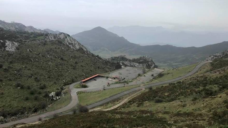 El Ayuntamiento de Cangas de Onís, muy a disgusto con el cierre de la carretera de Los Lagos