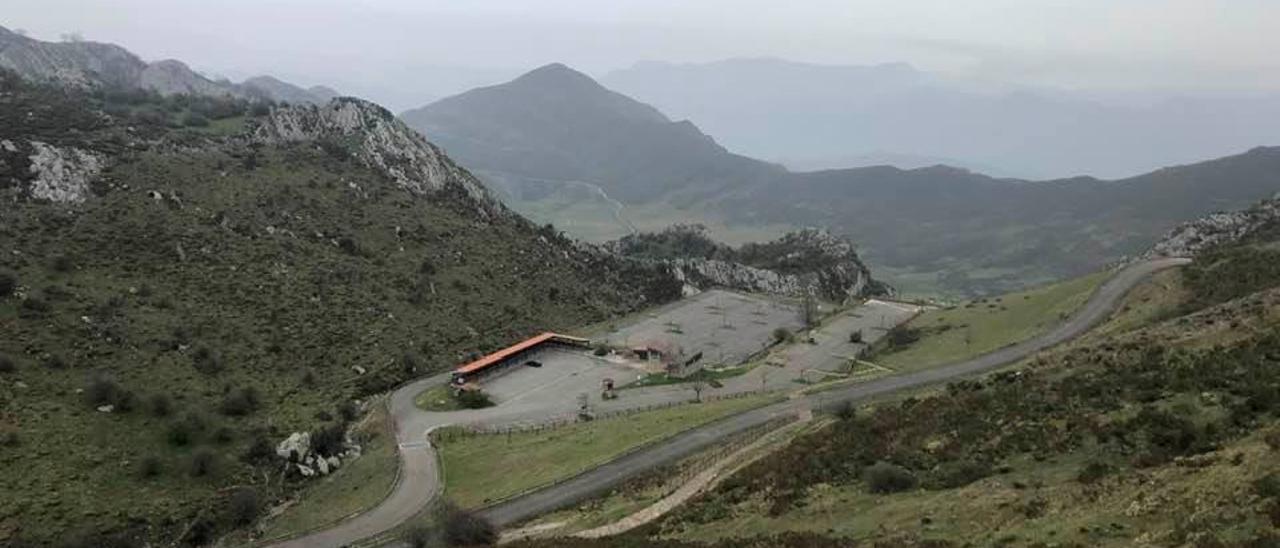 Vista de los aparcamientos de los Lagos, en solitario.