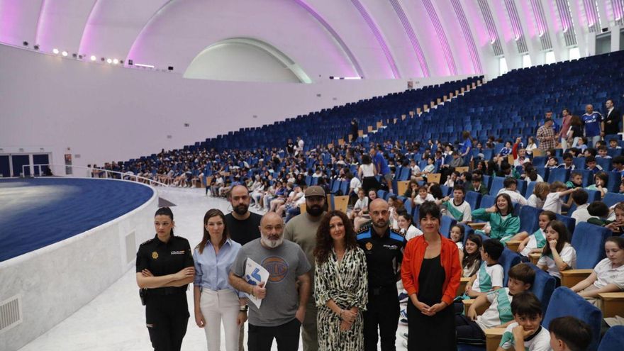 Por la izquierda, Inés Rodríguez, Lourdes García, Daniel Fez, Pedro Antuña, Sergio Salceda, Laura Campoy, Diego Cortina y Susana Moreno, ayer, al inicio de la jornada. | FERNANDO RODRÍGUEZ