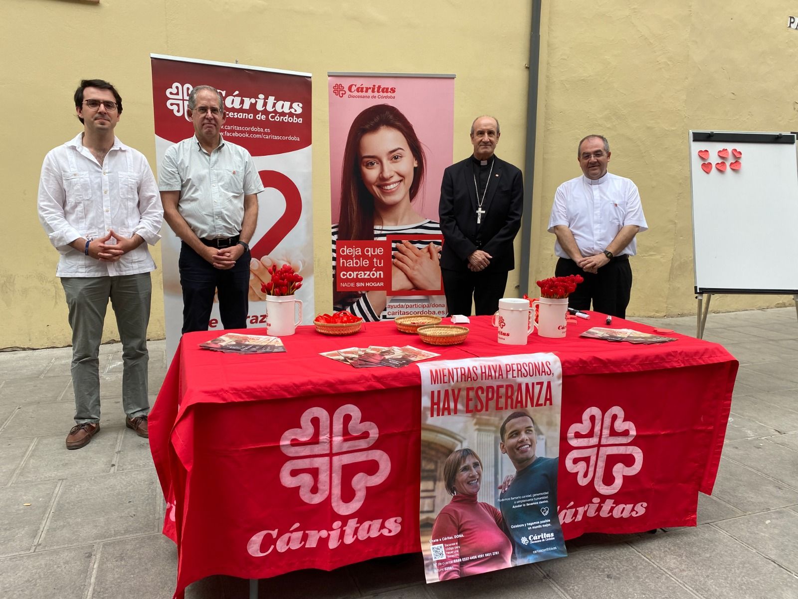 Cáritas Diocesana Caritas De Moda Toledo Contenedores De Ropa