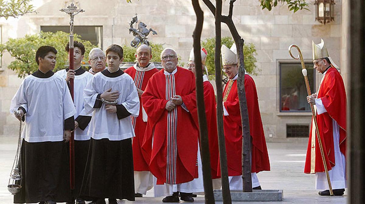 L’arquebisbe de Barcelona, Juan José Omella, ha celebrat la tradicional eucaristia i benedicció de roses al Palau de la Generalitat, amb motiu de Sant Jordi. 