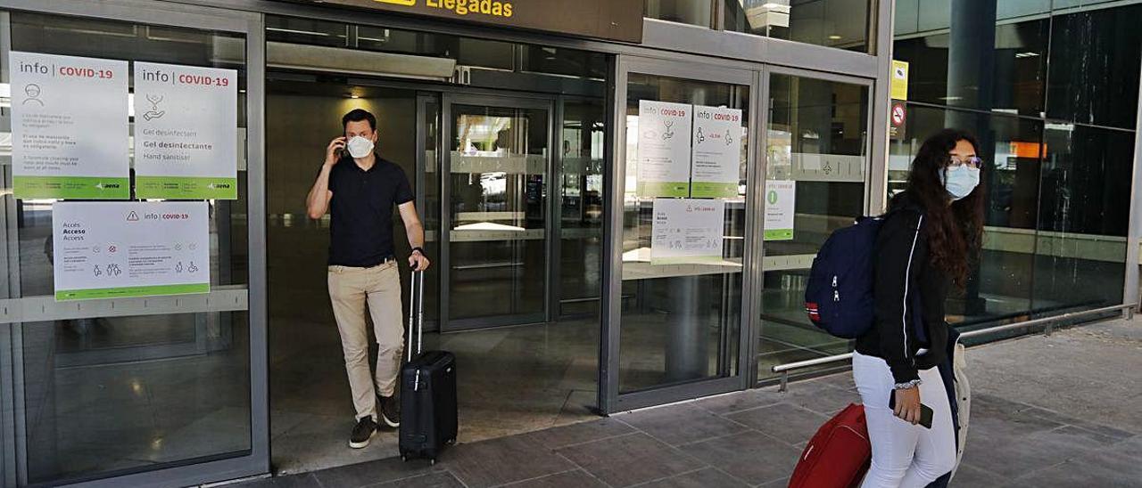 Pasajeros del primer avión de Holanda, tras la pandemia, el pasado 21 de junio.