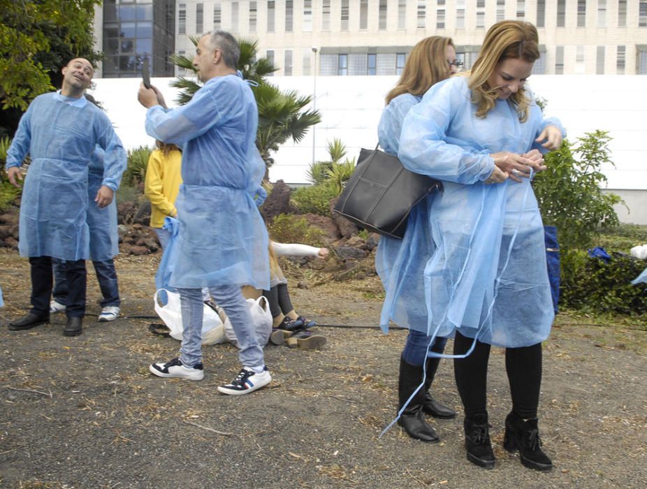 Concentración frente al Hospital Doctor Negrín en defensa de la sanidad pública