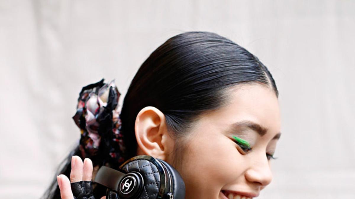 Modelo en el 'backstage' de Chanel F14 con cascos de la marca