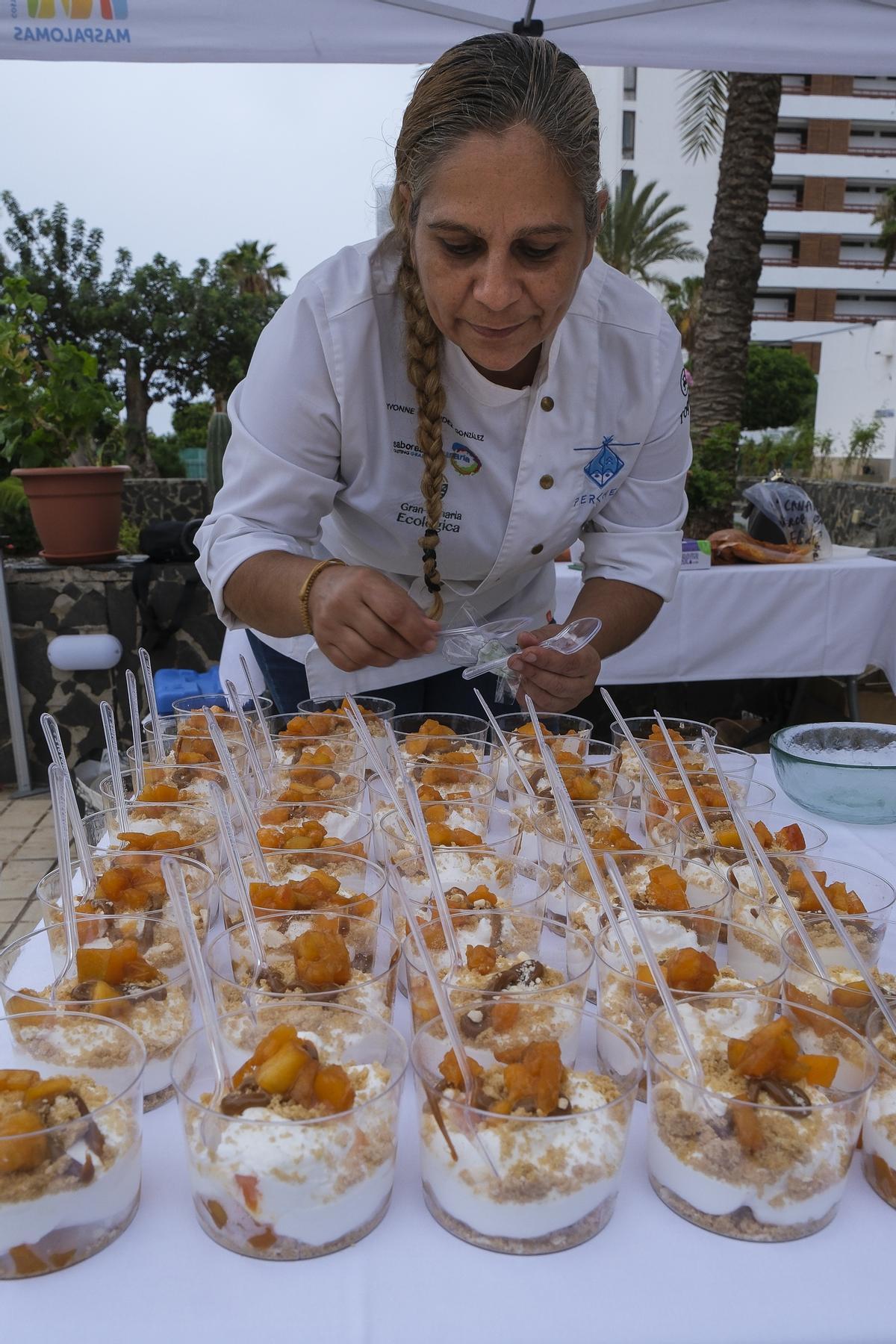 Ivonne Hernández, presidenta de la Asociación Jilorio, ultima su postre Maspalomas Costa Canaria.