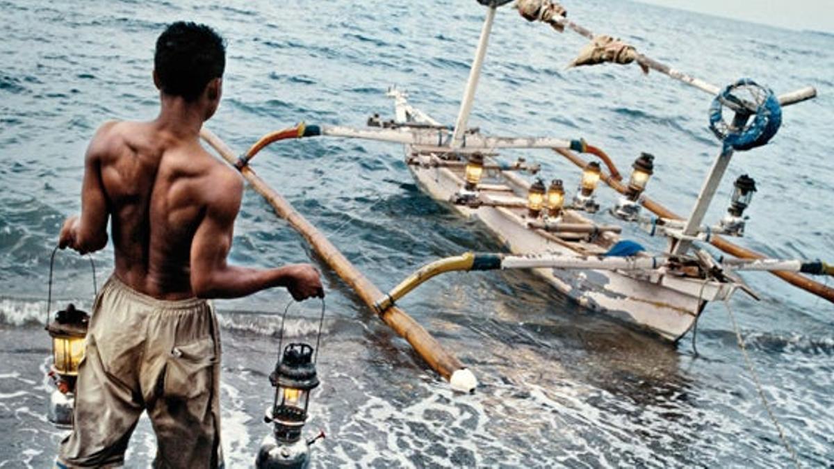 Surf y pesca Lovina es un destacado centro turístico con playas de arenas negras donde s