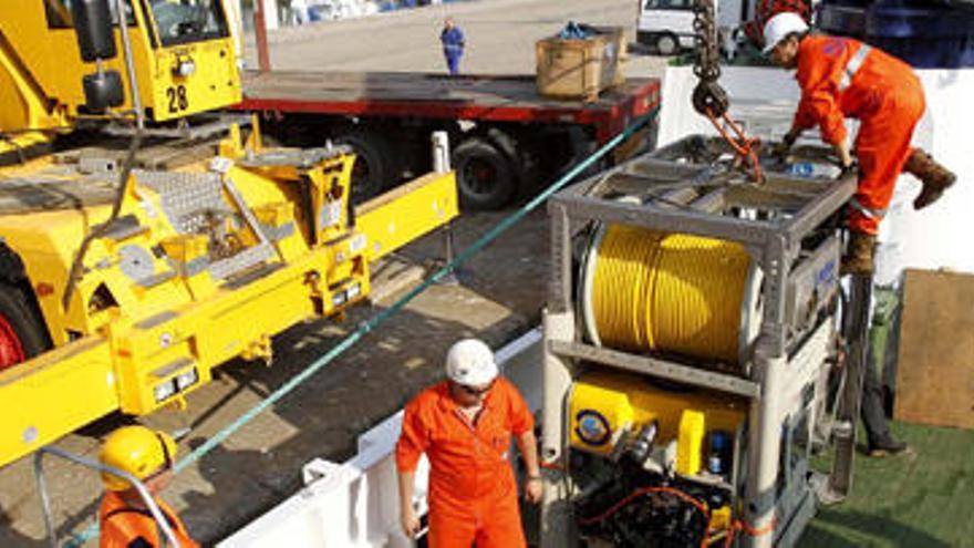 Los técnicos instalan el robot submarino en la cubierta del Ramón Margalef, ayer en Vigo. i JOSÉ LORES