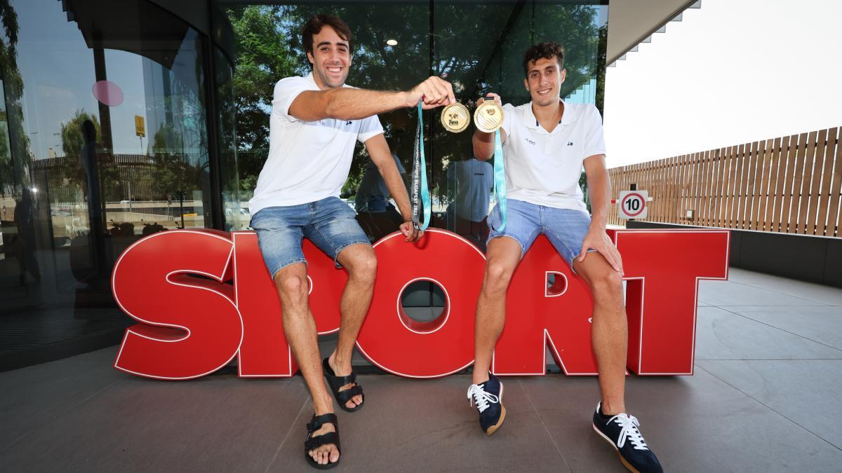 Marc y Unai celebran su medalla con Sport