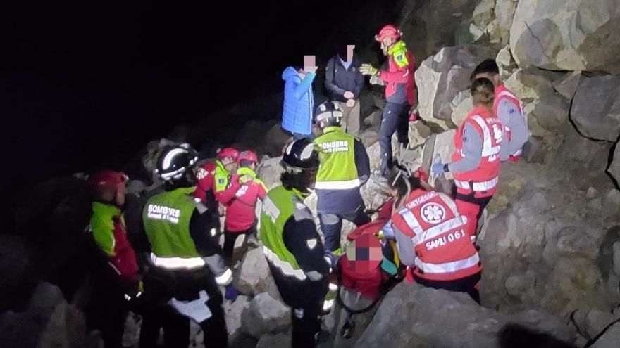 Peligroso rescate de una joven tras caer de una altura de varios metros en un acantilado de Cala Blanca