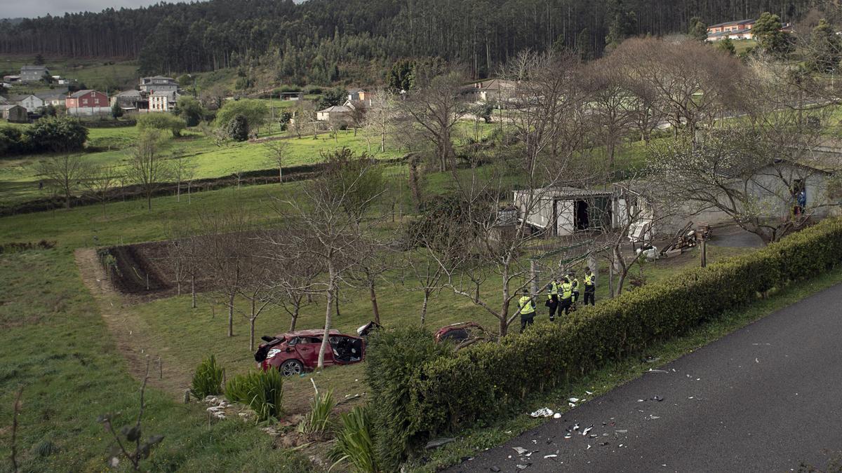 Imagen de la zona por donde se precipitó el coche accidentado (al fondo)