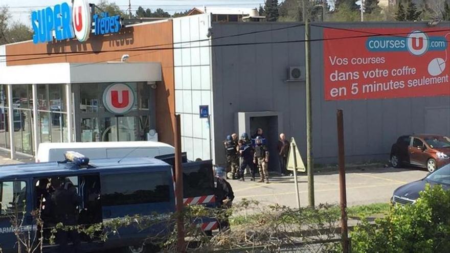 Un muerto en la toma de rehenes en un supermercado del sur de Francia