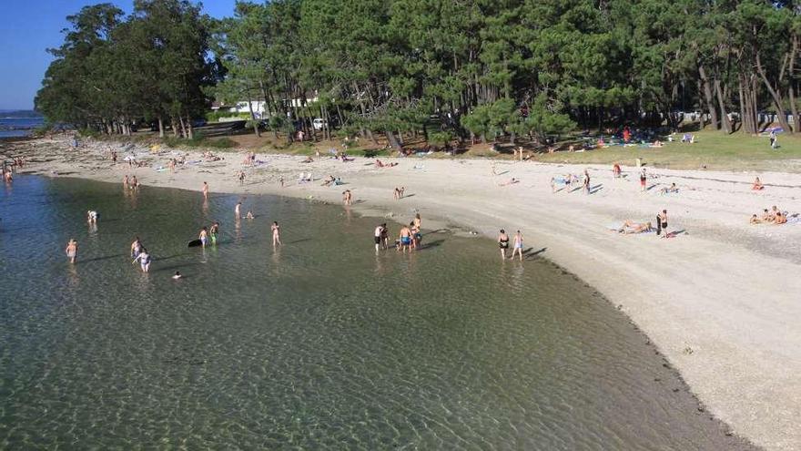 Una de las tranquilas playas de la isla de A Toxa.