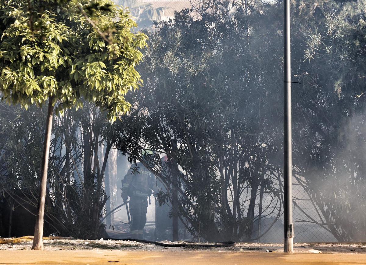 Los bomberos apagan el incendio del refugio detrás de Casa Mediterráneo en Alicante Los bomberos apagan el incendio del refugio detrás de Casa Mediterráneo en Alicante